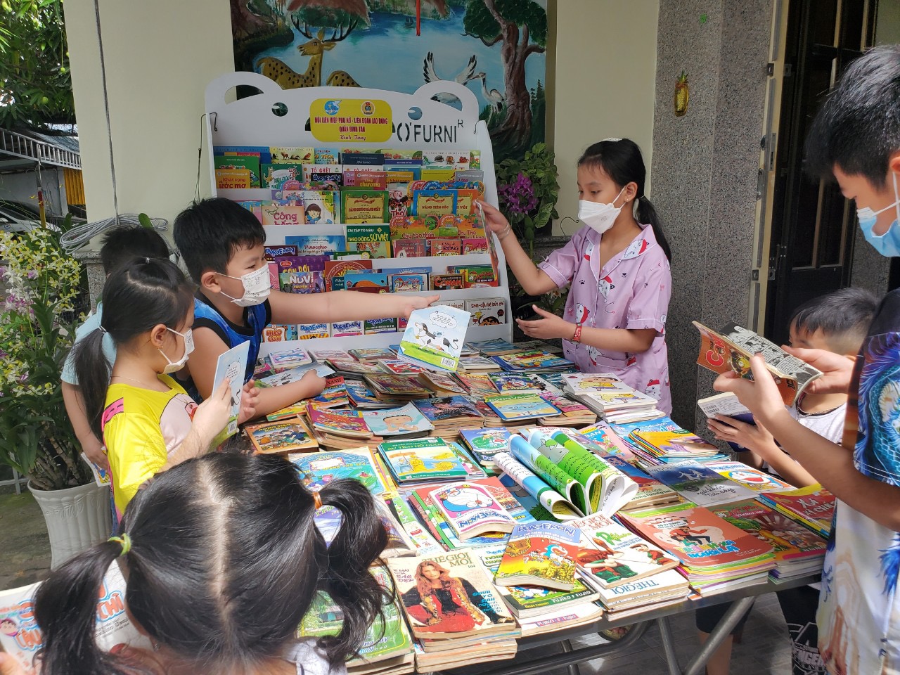 O’FURNI trao tặng 5 kệ sách thiếu nhi khu nhà trọ Quận Bình Tân